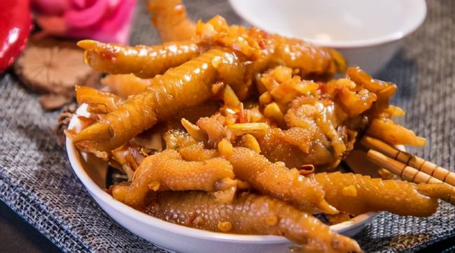 最新凉拌鸡爪小吃风靡，成为时代佳肴的首选
