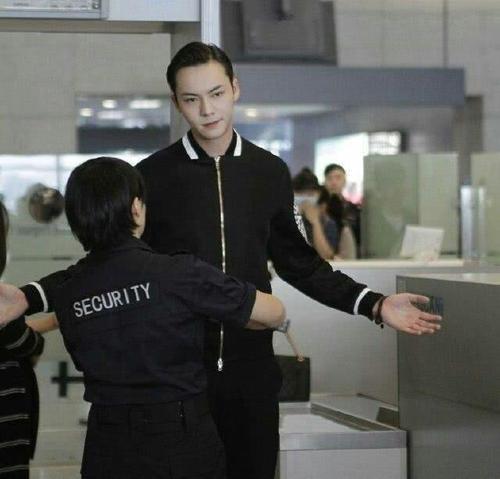明星被摸胸,关于明星遭遇不当行为，聚焦要点讨论与科普分析