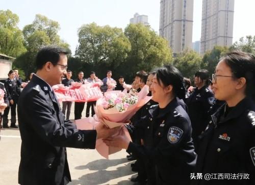 监狱换防动态，铁窗背后的温情时刻