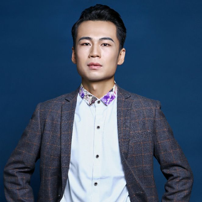 演员周波，舞台到荧屏的蜕变之路——自信与成就的力量展现