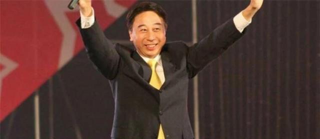冯巩最新消息揭秘，小巷美食奇遇中的惊喜